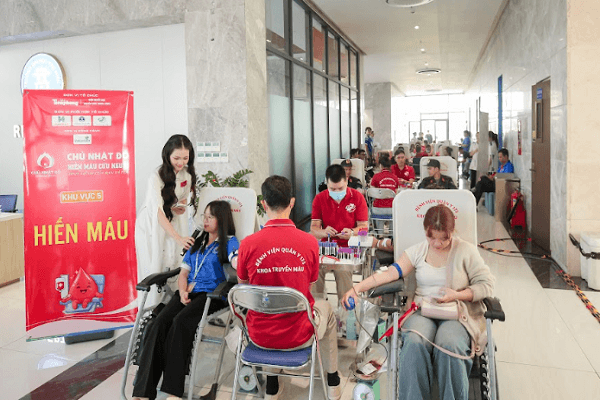 sau-tet-benhvien-khat-mau-hon-5000-sinh-vien-xep-hang-hienmau-tao-bien-do-hinh-anh 1