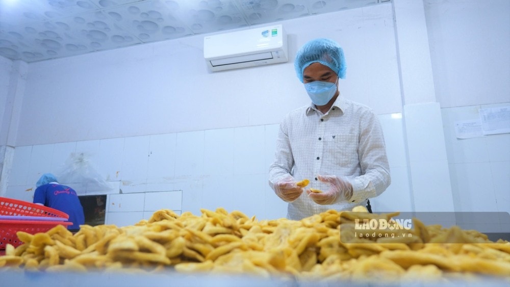 Anh Nguyễn Chương Phi (tỉnh Đồng Tháp) từng là người lao động đi làm việc có thời hạn ở nước ngoài theo hợp đồng giờ là chủ cơ sở trái cây, rau củ sấy tại địa phương. Ảnh Phong Linh.
