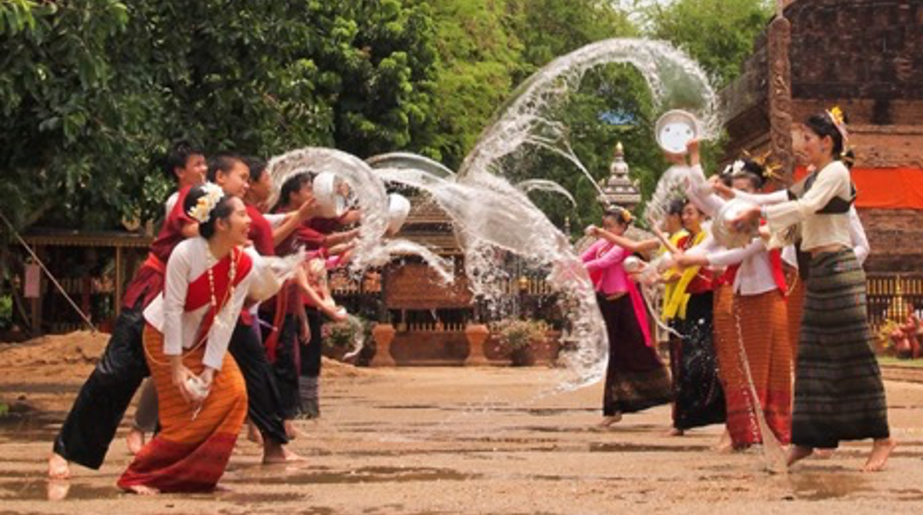 Songkran là ngày Tết cổ truyền mừng năm mới của Thái Lan, diễn ra từ ngày 13 - 15.4 hằng năm, với các nghi lễ tôn giáo và đám rước đầy màu sắc, cùng những trận “thủy chiến” té nước sôi động - Ảnh: ampatour