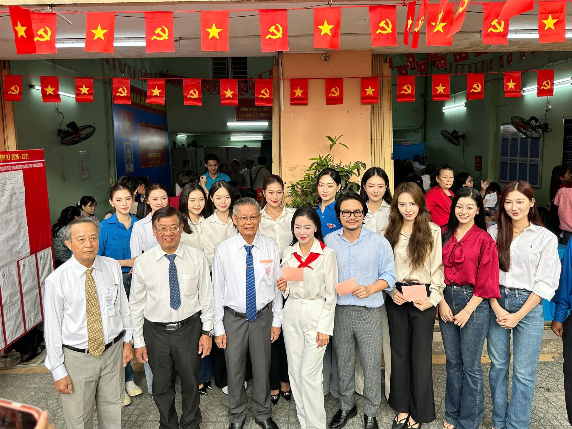 Nghệ sĩ, hoa hậu và người đẹp tham gia bầu cử đại biểu Quốc hội khóa 16 và đại biểu HĐND các cấp tại một điểm bỏ phiếu ở TP.HCM