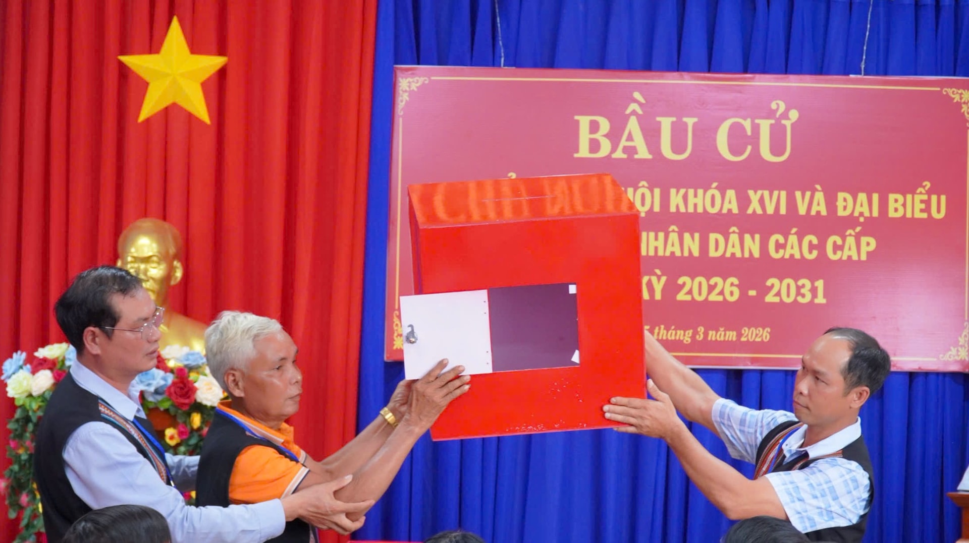 Hòm phiếu bầu cử được người đồng bào dân tộc xã Bom Bo kiểm tra, giám sát theo quy định Luật bầu cử. Lãnh đạo xã Bom Bo cho biết, công tác vận động toàn dân đi bầu cử được thực hiện khá bài bản và địa phương quan tâm khai thác các giá trị văn hóa truyền thống,
