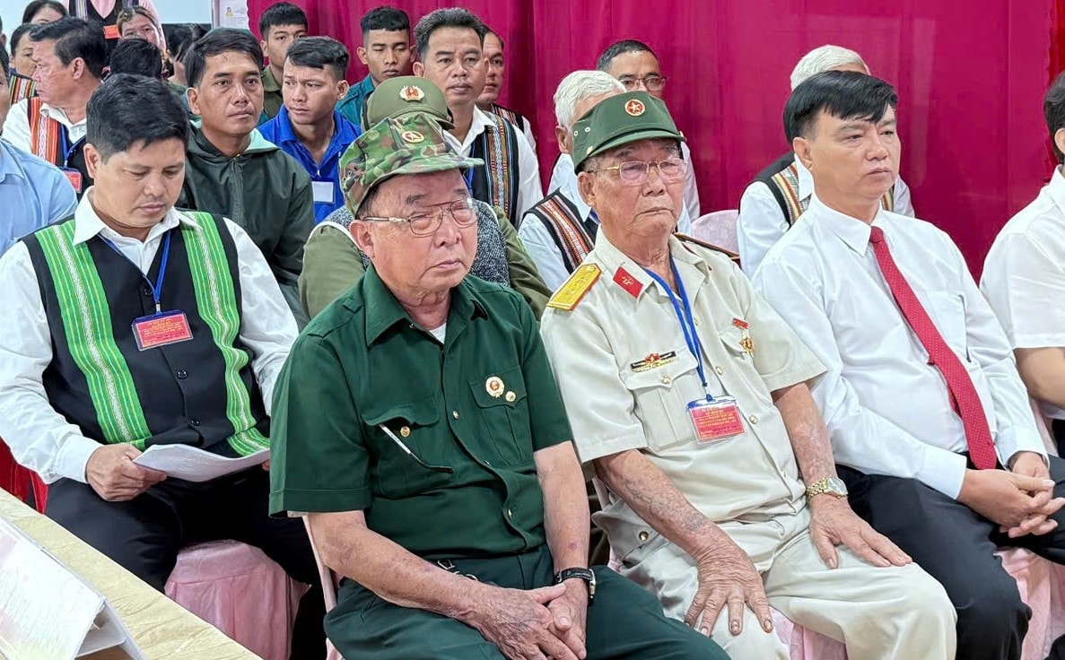 Cùng với những người đồng bào dân tộc, các cựu chiến binh và lãnh đạo địa phương chờ đón gây phút bầu cử. Họ mong muốn đội ngũ đại biểu mới quan tâm sát sao hơn đến đời sống nhân dân, phát triển kinh tế địa phương, nâng cao đời sống văn hóa, tinh thần và giải quyết các vấn đề khó khăn, vướng mắc ở cơ sở.