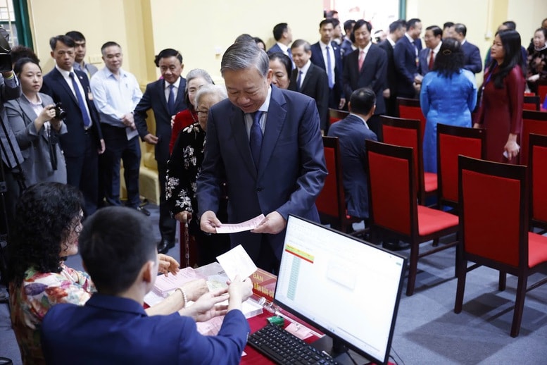 Tổng Bí thư Tô Lâm bỏ phiếu bầu cử đại biểu Quốc hội, HĐND các cấp tại phường Ba Đình, Hà Nội- Ảnh 4.