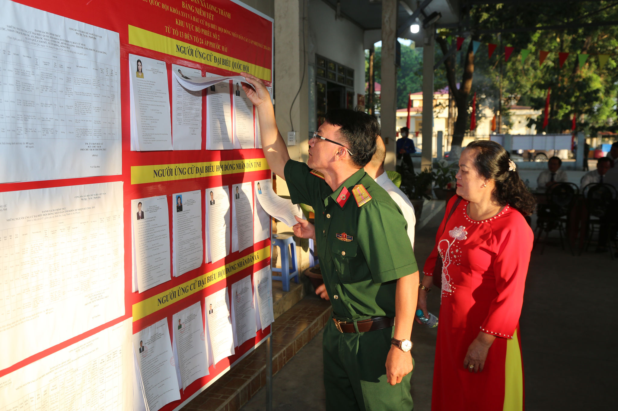Cử tri tìm hiểu về thông tin ứng viên 