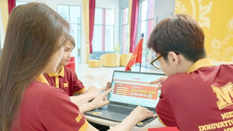 Inh viên Đại học Quốc gia Hà Nội theo dõi thông tin về bầu cử trên các nền tảng số