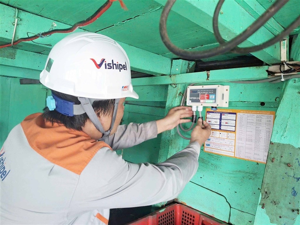 Cà Mau hỗ trợ thiết bị giám sát hành trình tàu cá, gỡ khó cho ngư dân 