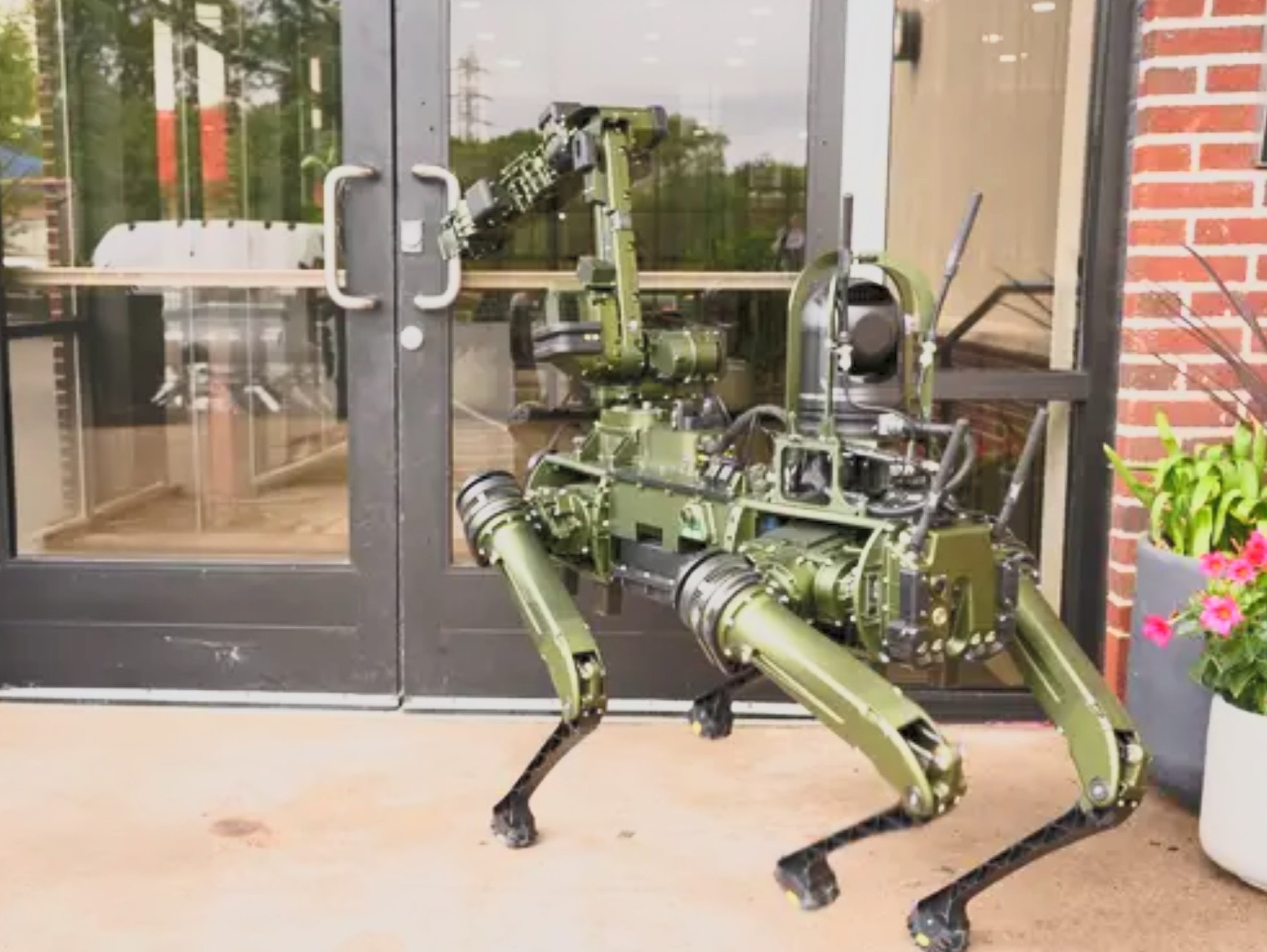Robot chó thay người bảo vệ trung tâm dữ liệu AI, nhà vận hành thấy rõ hiệu quả1