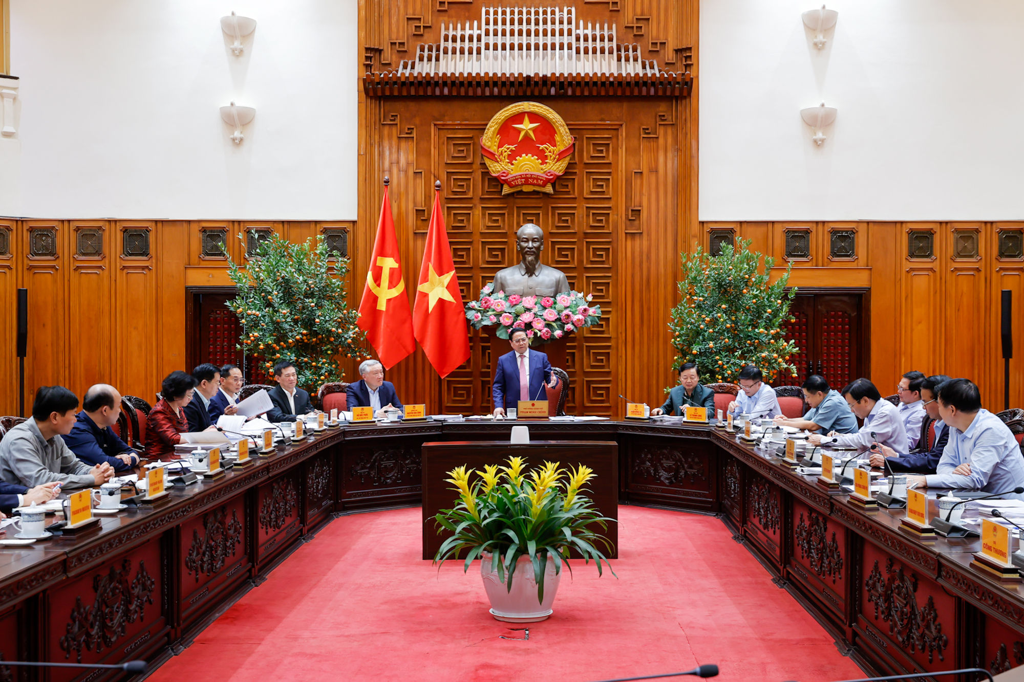  Thủ tướng Phạm Minh Chính chủ trì cuộc họp Thường trực Chính phủ để tiếp tục cho ý kiến về các giải pháp bảo đảm cung ứng và bình ổn giá xăng dầu - Ảnh: VGP