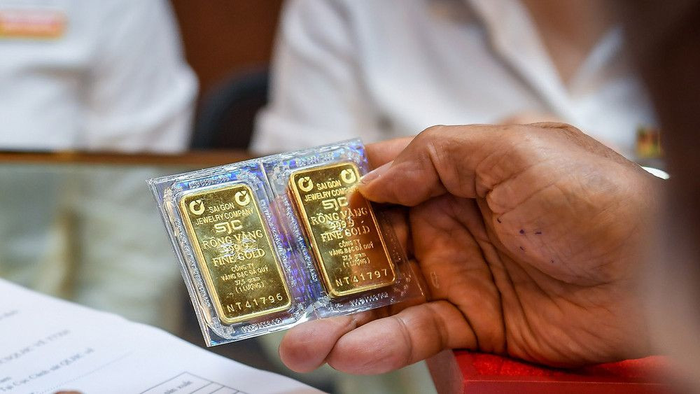 Giá vàng hôm nay 20.3: SJC 'đổ đèo' 5 triệu, 'bốc hơi' bằng cả tháng lương 