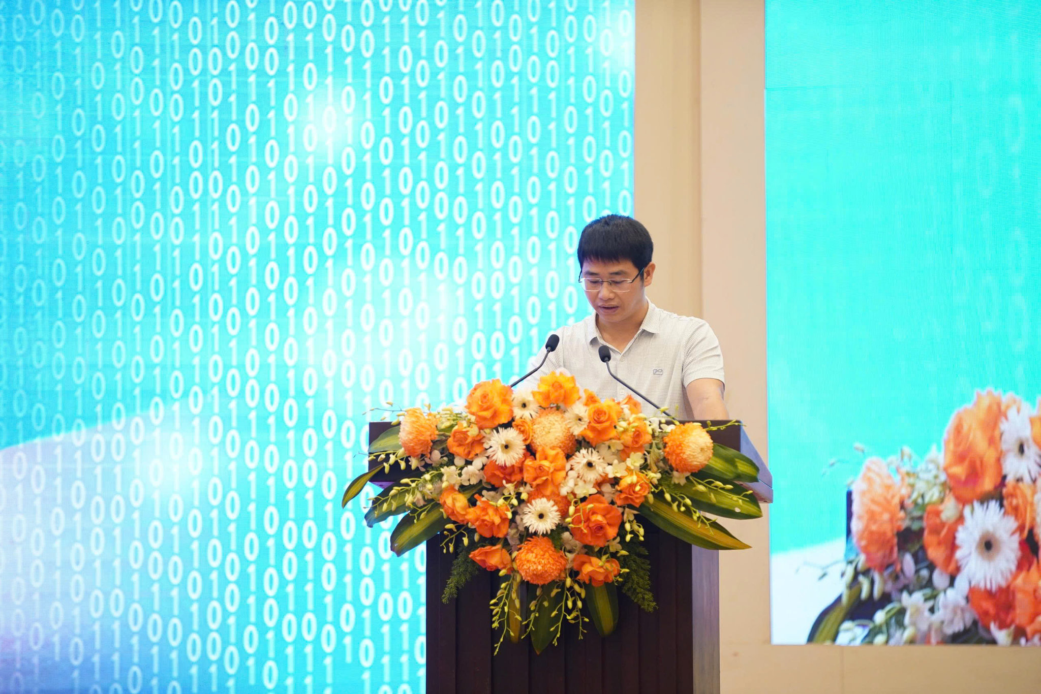 Trung tá Phạm Bảo Nguyên - Phó trưởng phòng 5 Trung tâm Dữ liệu quốc gia phát biểu tham luận tại hội thảo