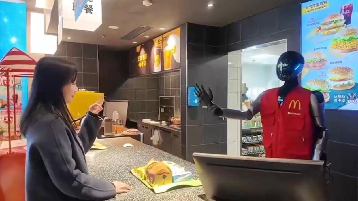McDonald’s thử nghiệm robot hình người phục vụ khách tại Trung Quốc 