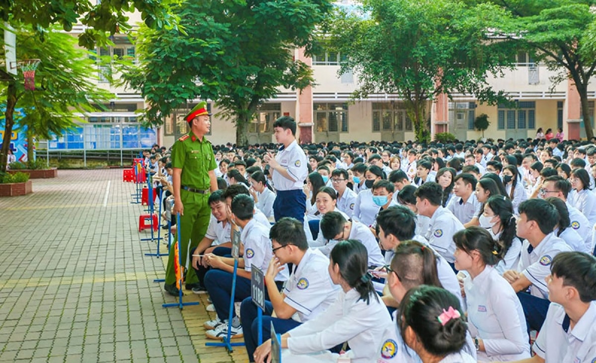 Bạo lực học đường ở TP.HCM: Giám sát bằng AI, siết trách nhiệm người đứng đầu 1 tuyen-truyen-bao-luc-hoc-duong-2.jpg