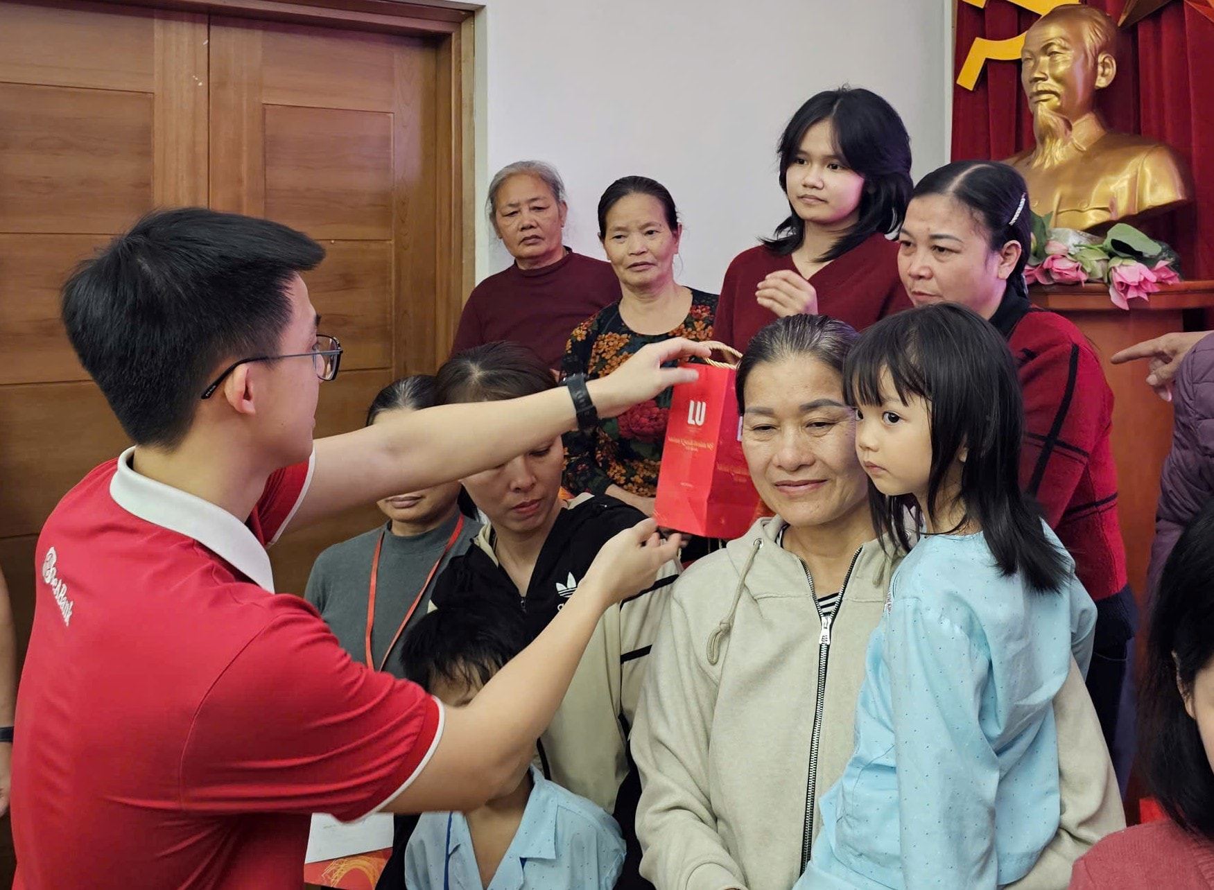 CBNV tich cuc tham gia hoat dong thien nguyen voi tinh than Vi cong dong