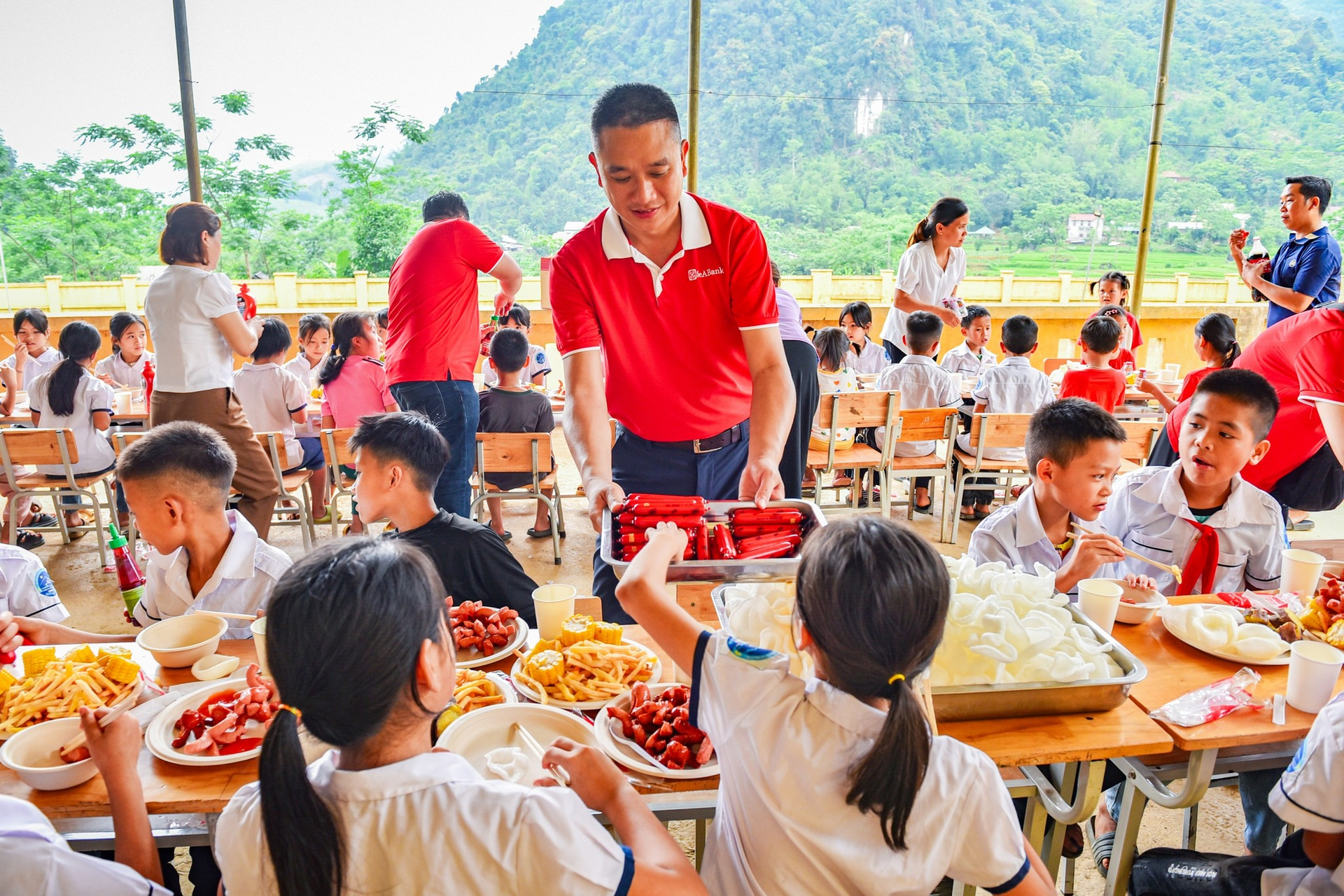 Anh 4-Hoạt động “Nấu ăn cho em - buffet 0 đồng” nhận được sự hưởng ứng tích cực từ các em học sinh