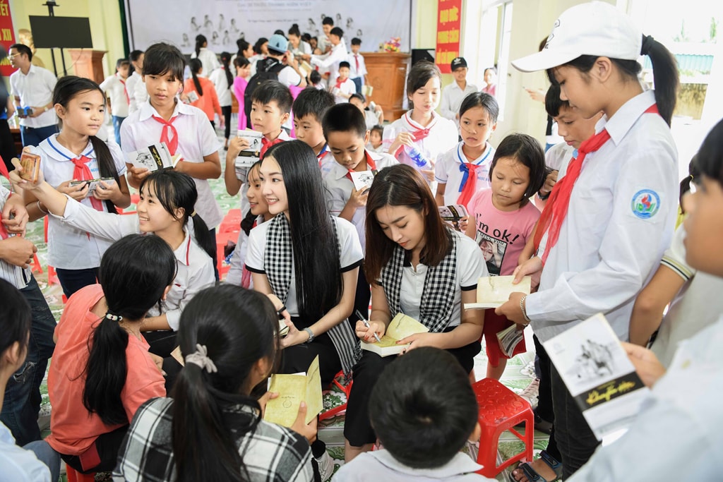Hình 5 - Các em học sinh, sinh viên đón nhận những cuốn sách quý