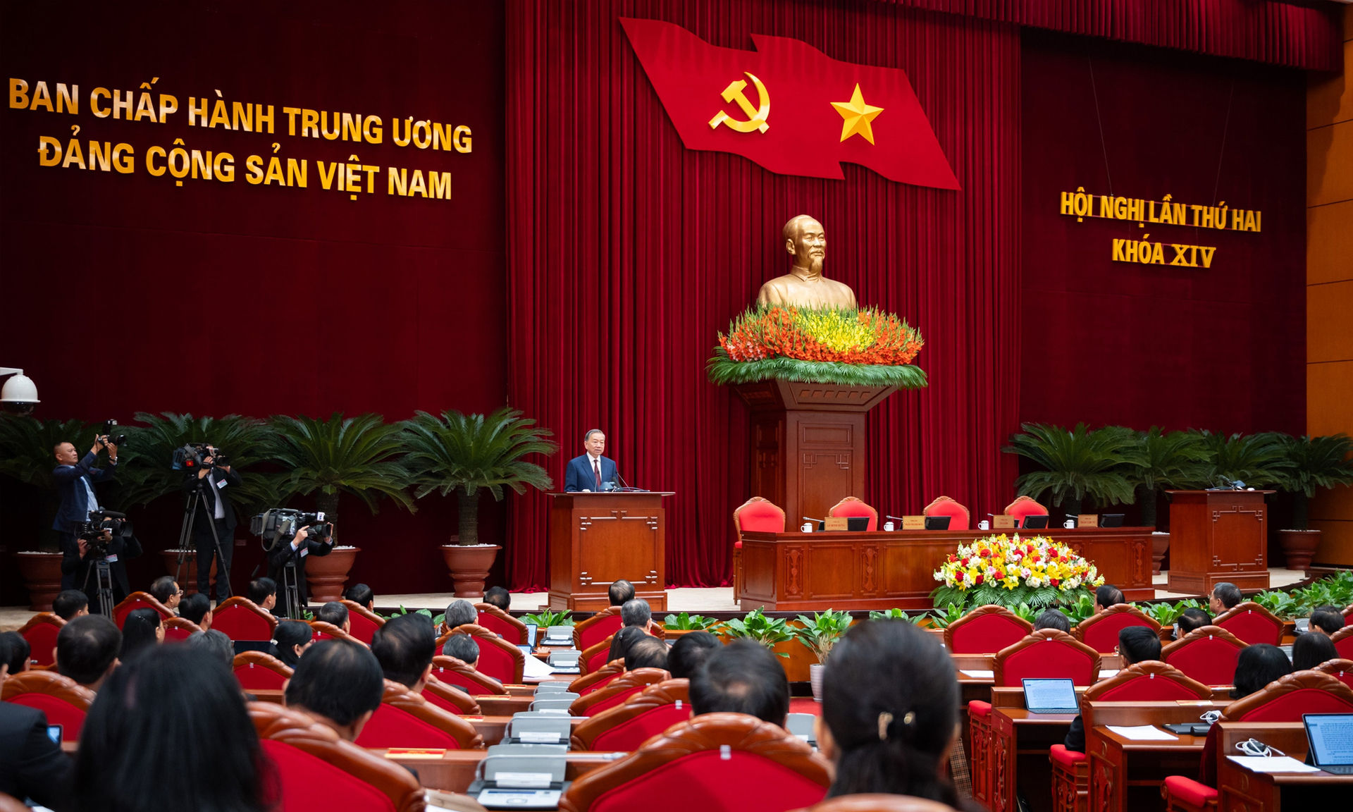 hoi-nghi-trung-uong-1-16290689.jpg