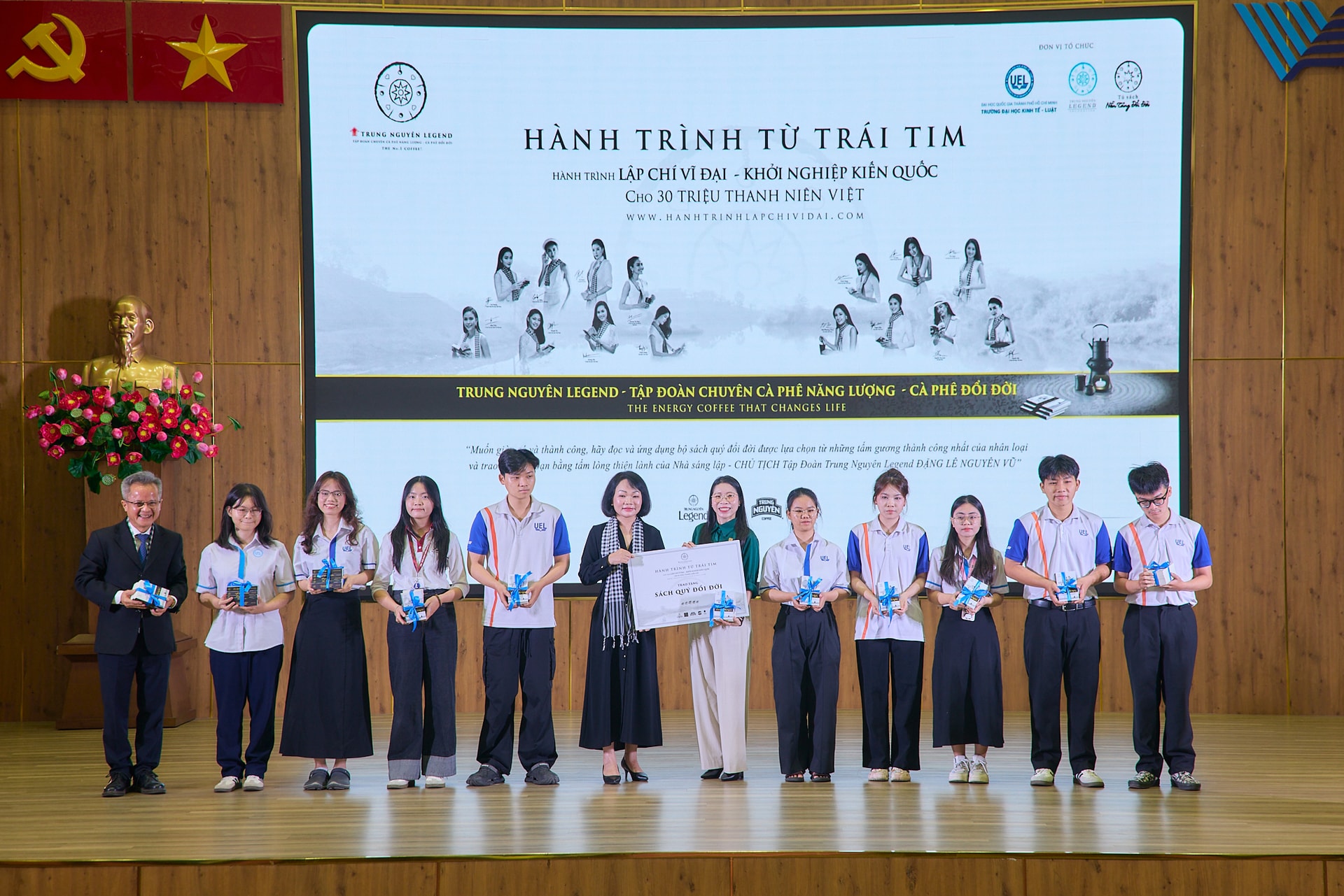 Hành Trình Từ Trái Tim trao tặng các suất hỗ trợ học tập cho sinh viên trường Đại học Kinh tế - Luật, ĐHQG-HCM, tiếp sức cho sinh viên vươn tới tri thức và phát triển bền vững