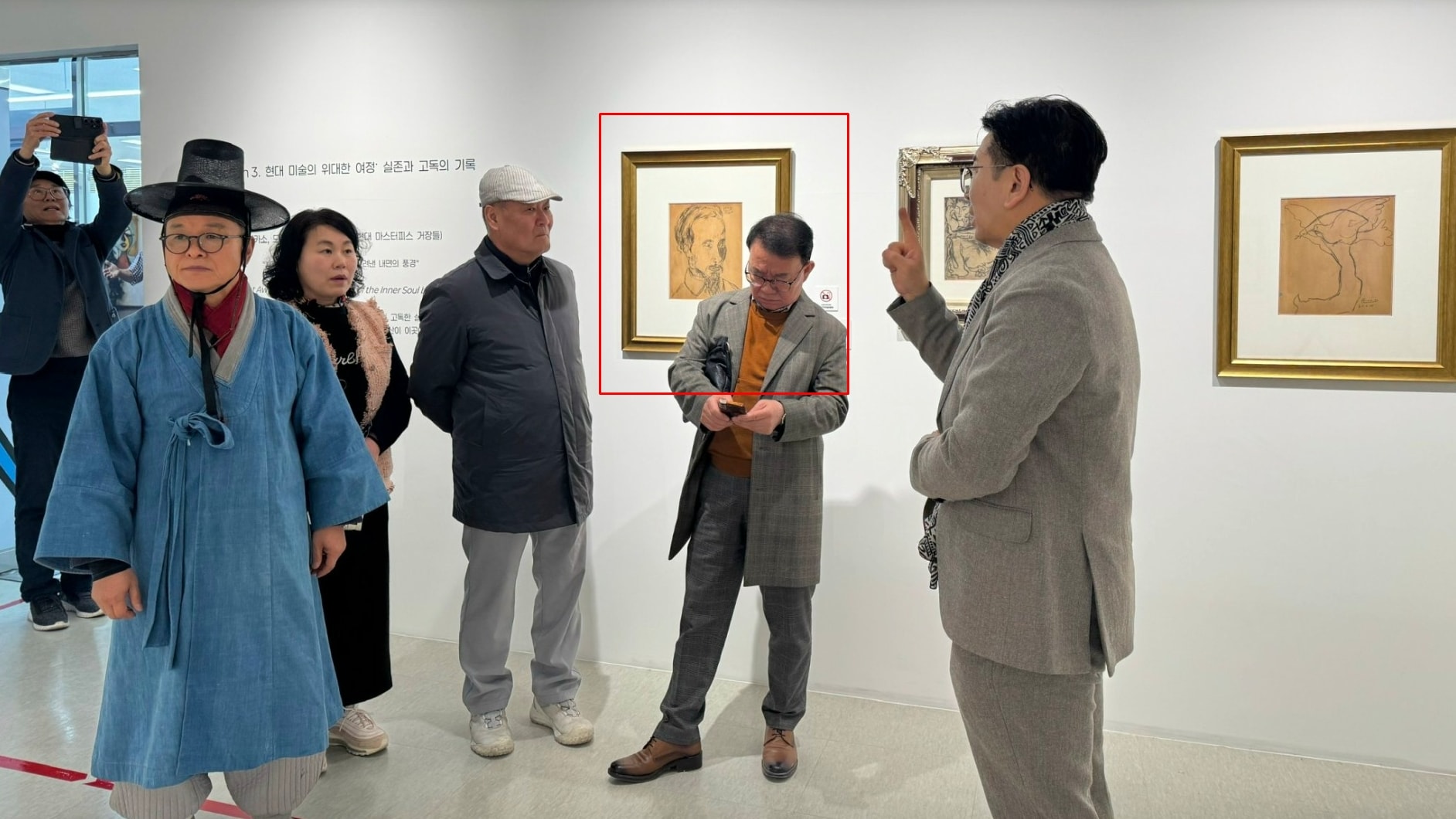 Một ảnh chụp khác tại nơi trưng bày cho thấy bức chân dung nói trên đang được treo trong không gian triển lãm cùng nhiều tác phẩm khác - Ảnh: FB Đặng Chương Ngạn