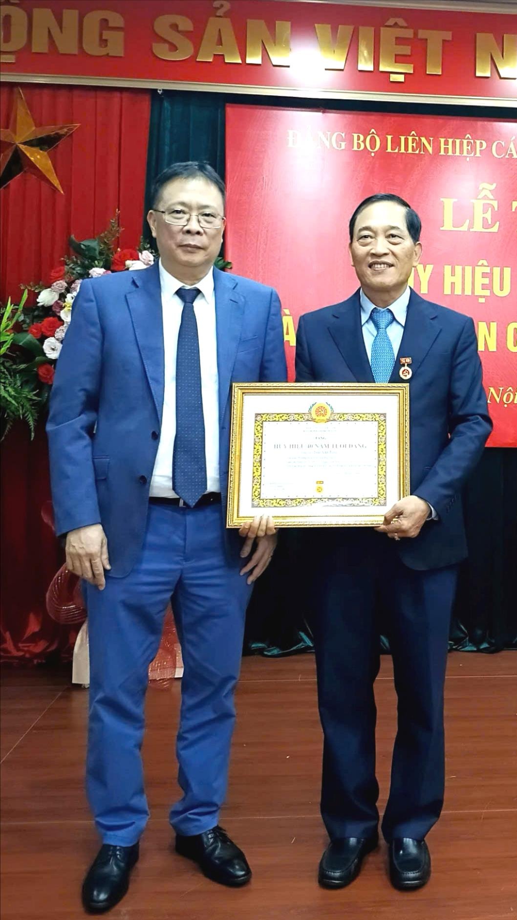 Đồng chí Châu Văn Minh, Bí thư Đảng ủy Liên hiệp các Hội Khoa học và Kỹ thuật Việt Nam, chúc mừng đồng chí Trần Văn Tùng.