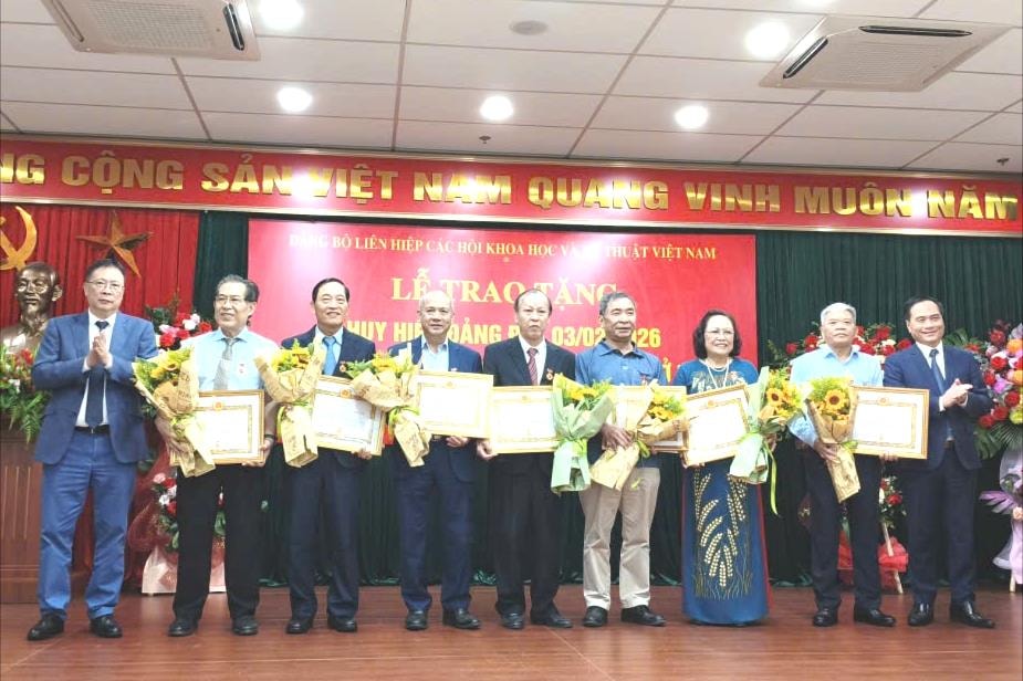 Các đảng viên lão thành nhận Huy hiệu Đảng. 