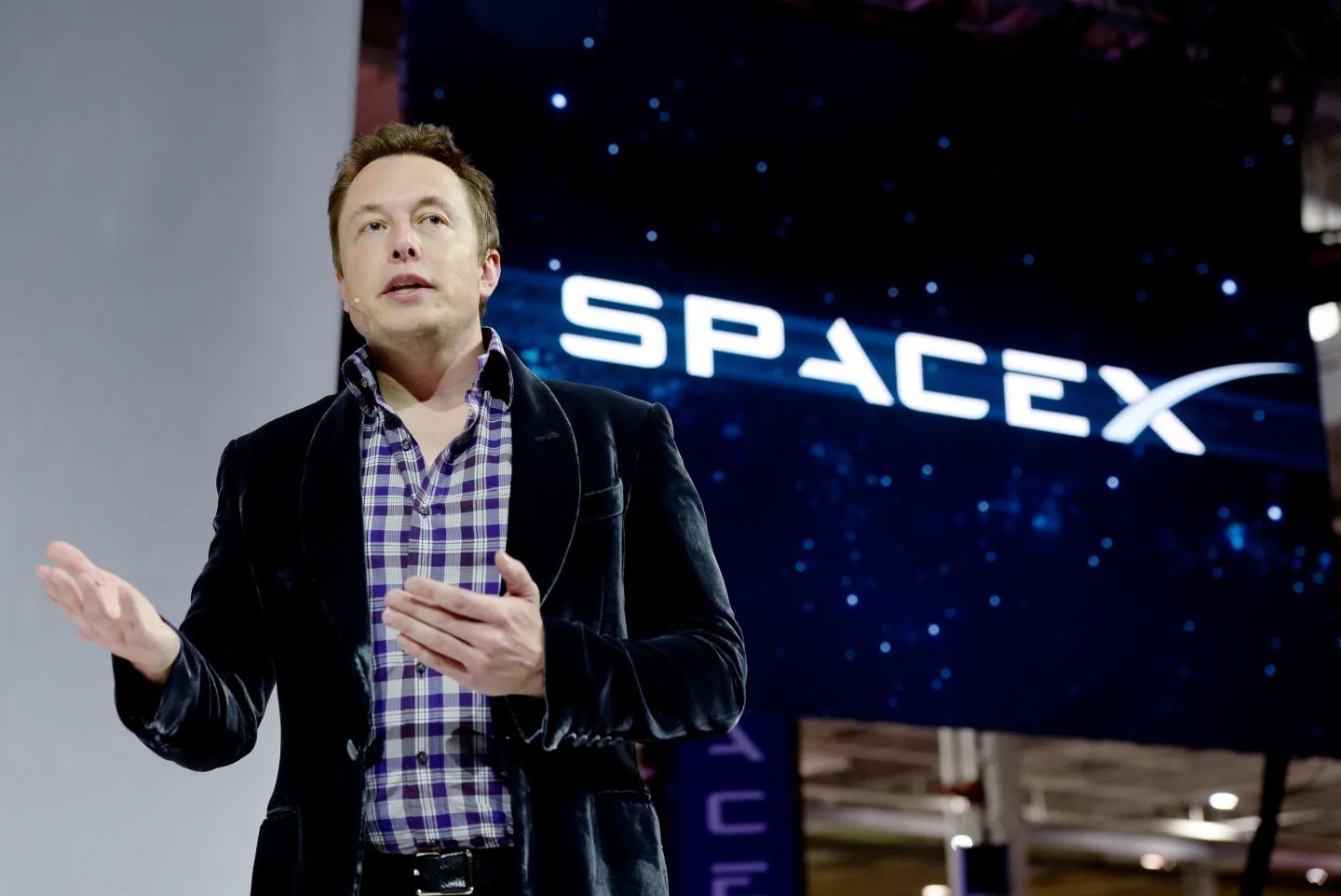 Tỉ phú Elon Musk đang nhắm đến mức định giá khổng lồ khoảng 1,75 nghìn tỉ USD cho Space X