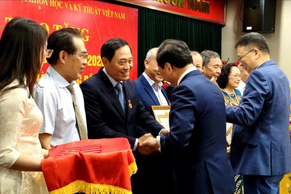 Chủ tịch VASTI Trần Văn Tùng nhận huy hiệu 40 năm tuổi Đảng