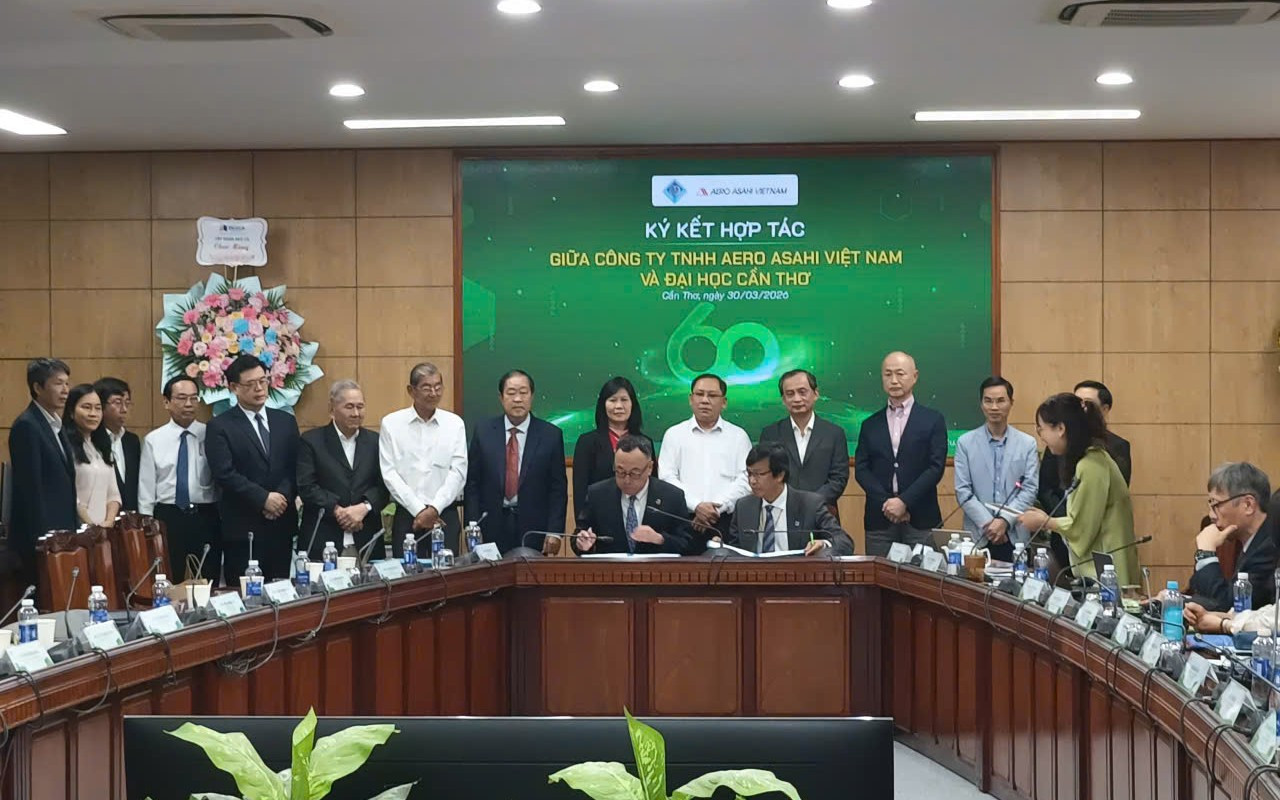 ĐHCT ký kết hợp tác với các đối tác ngày 30.3 - Ảnh: Văn Kim Khanh