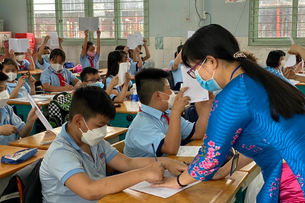 Sự thật phía sau kỳ tích giáo dục TP.HCM: 100% đạt chuẩn có dễ như con số? 