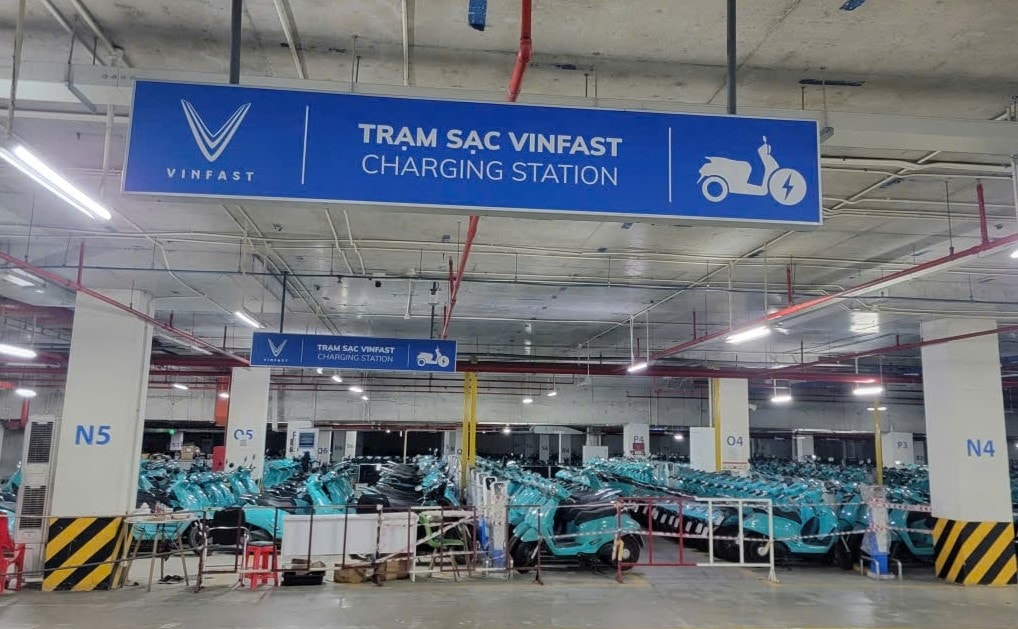 Hệ thống trụ sạc điện cho xe máy điện đặt tại tầng hầm của một trung tâm thương mại trên đường Lê Văn Việt, phường Tăng Nhơn Phú, TP. Hồ Chí Minh.