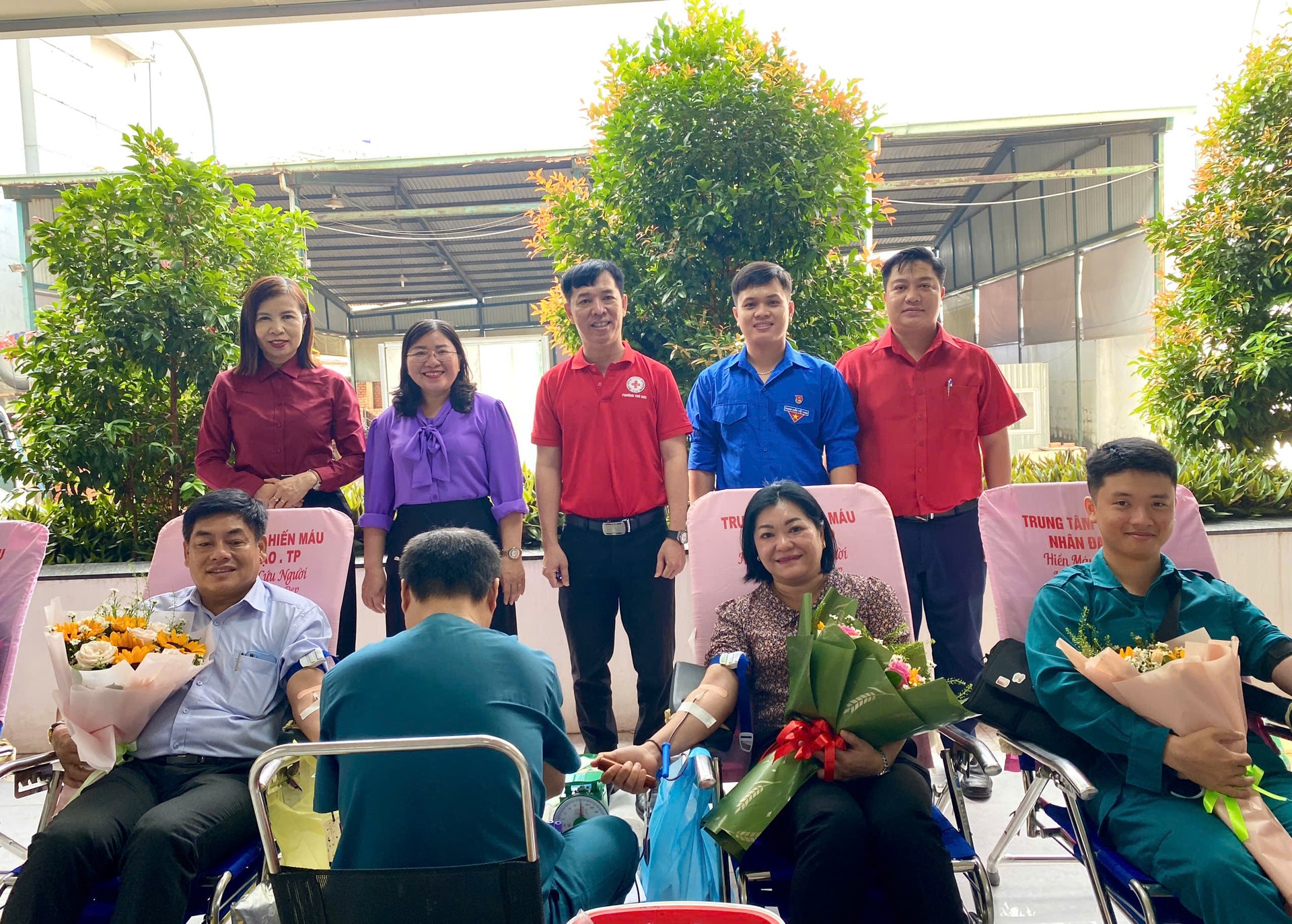 Ảnh 2- Ông Trần Thanh Bình (ngồi, bìa trái) - chủ tịch UBMTTQVN phường Thủ Đức, hiến máu nhân đạo sáng ngày 4-4.