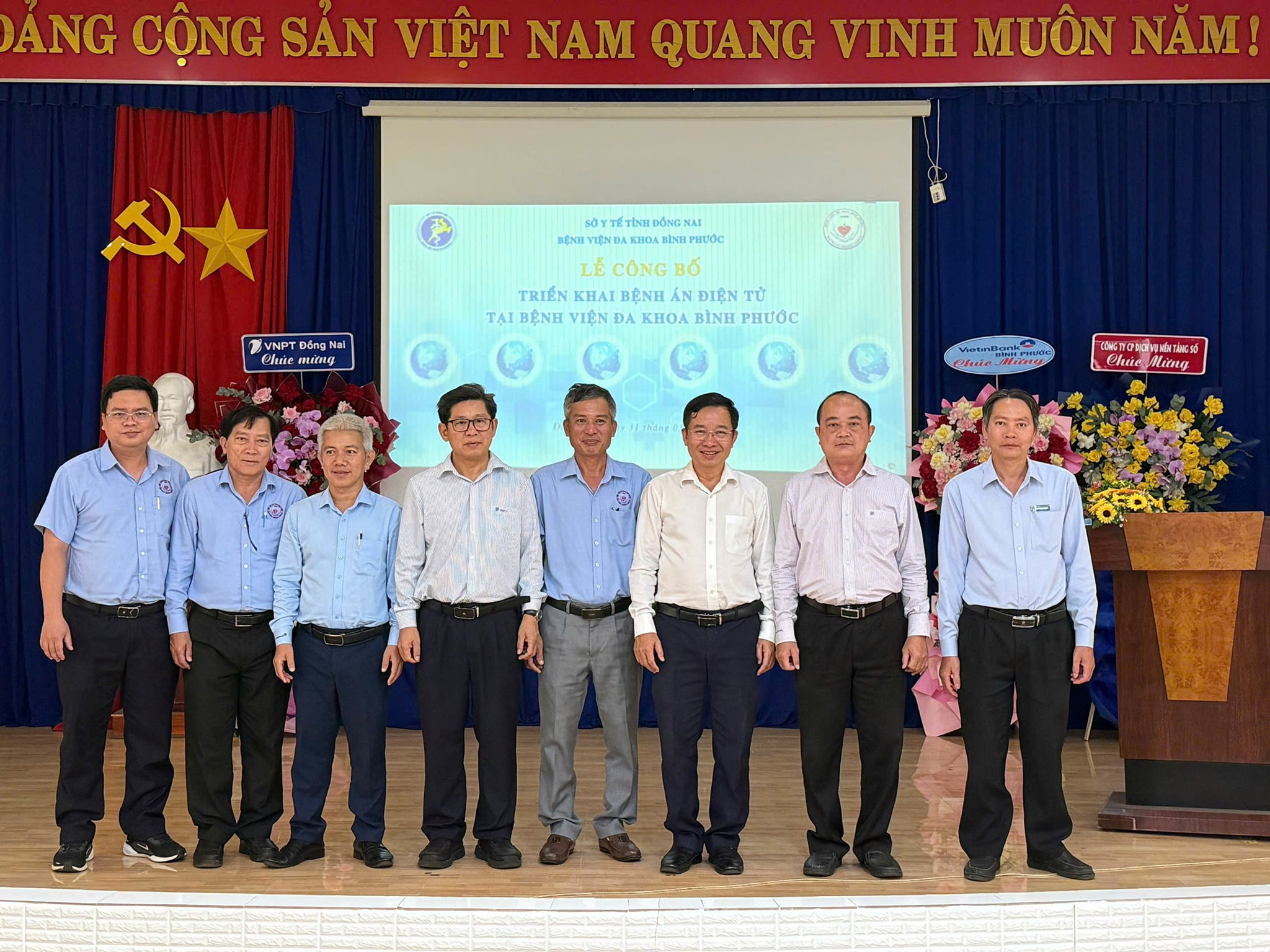 Các đại biểu chụp hình lưu niệm tại Lễ công bố bệnh án điện tử tại Bệnh viện Đa khoa Bình Phước