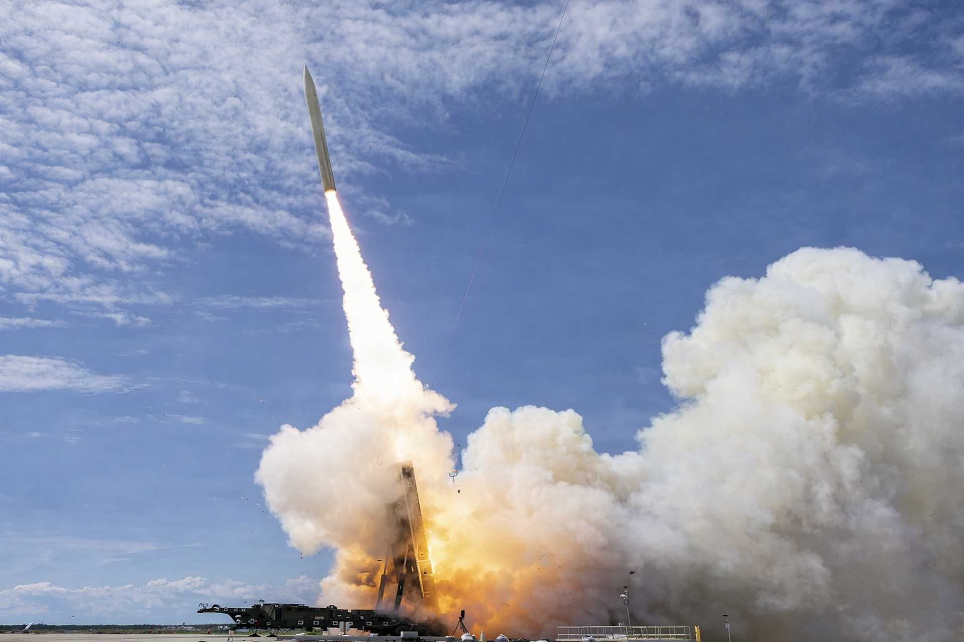 www.armyrecognition.com-templates-yootheme-cache-db-_u.s._army_and_navy_conduct_joint_hypersonic_missile_test_boosting_long_range_strike_readiness_1920_001-db9006a4.jpeg