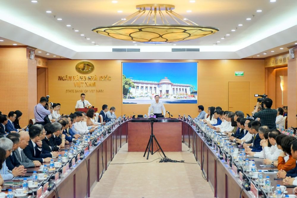 Thống đốc NHNN Phạm Đức Ấn điều hành cuộc họp, NHTM cam kết giảm lãi suất 