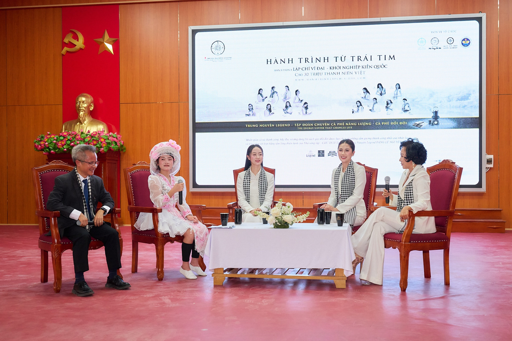 Các khách mời chia sẻ những trải nghiệm cá nhân tiếp sức chongười trẻ trên hành trình lập thân, lập nghiệp