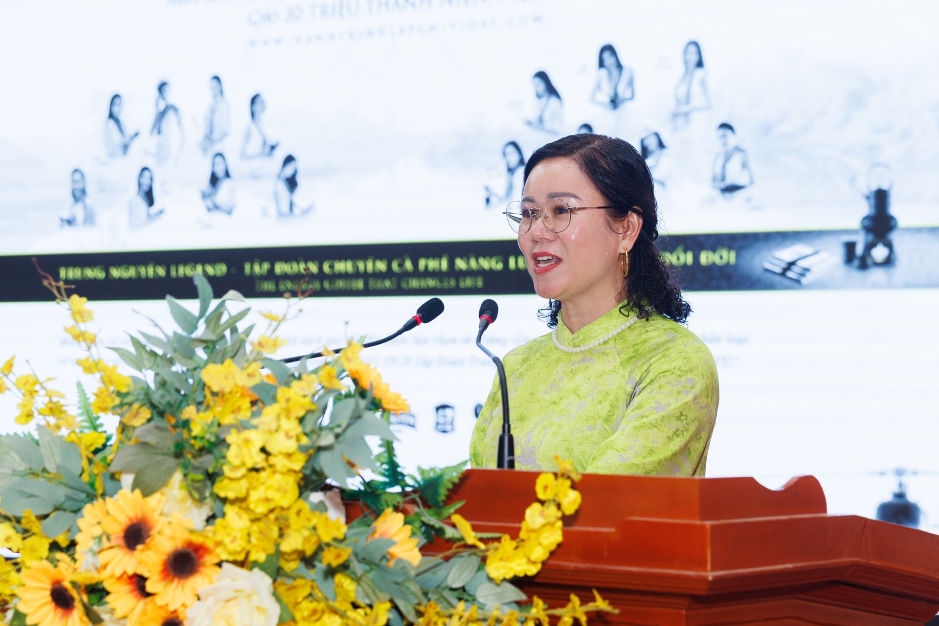 Cô Lê Thị Hà Giang, Phó hiệu trưởng Trường Cao đẳng Lai Châu đánh giá cao các giá trị Hành trình từ Trái Tim đem đếncho các em sinh viên
