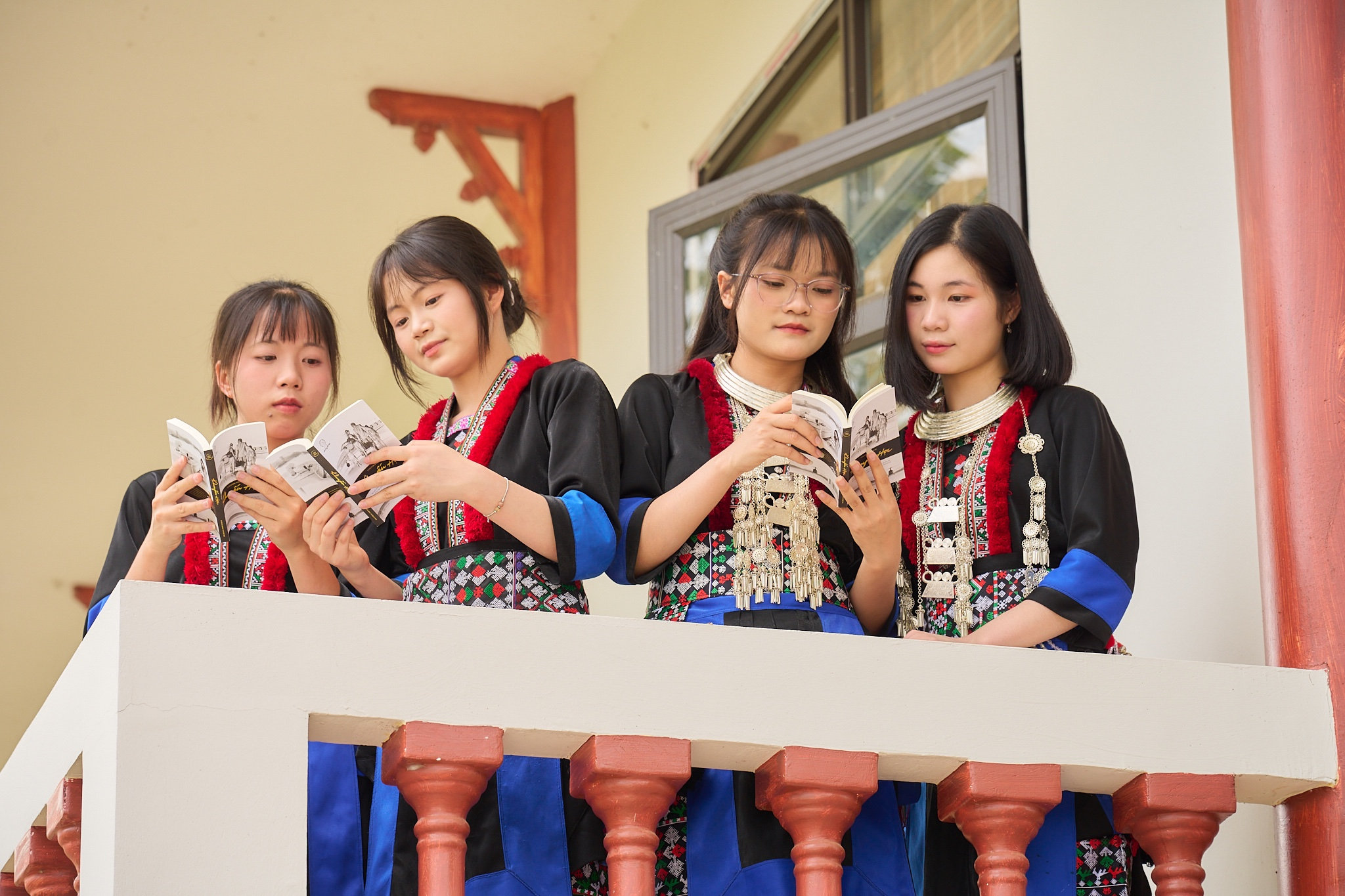 Các em học sinh Trường Phổ thông Dân tộc Nội trú THPT tỉnh Lai Châu trú chăm chú đọc những cuốn sách quý.