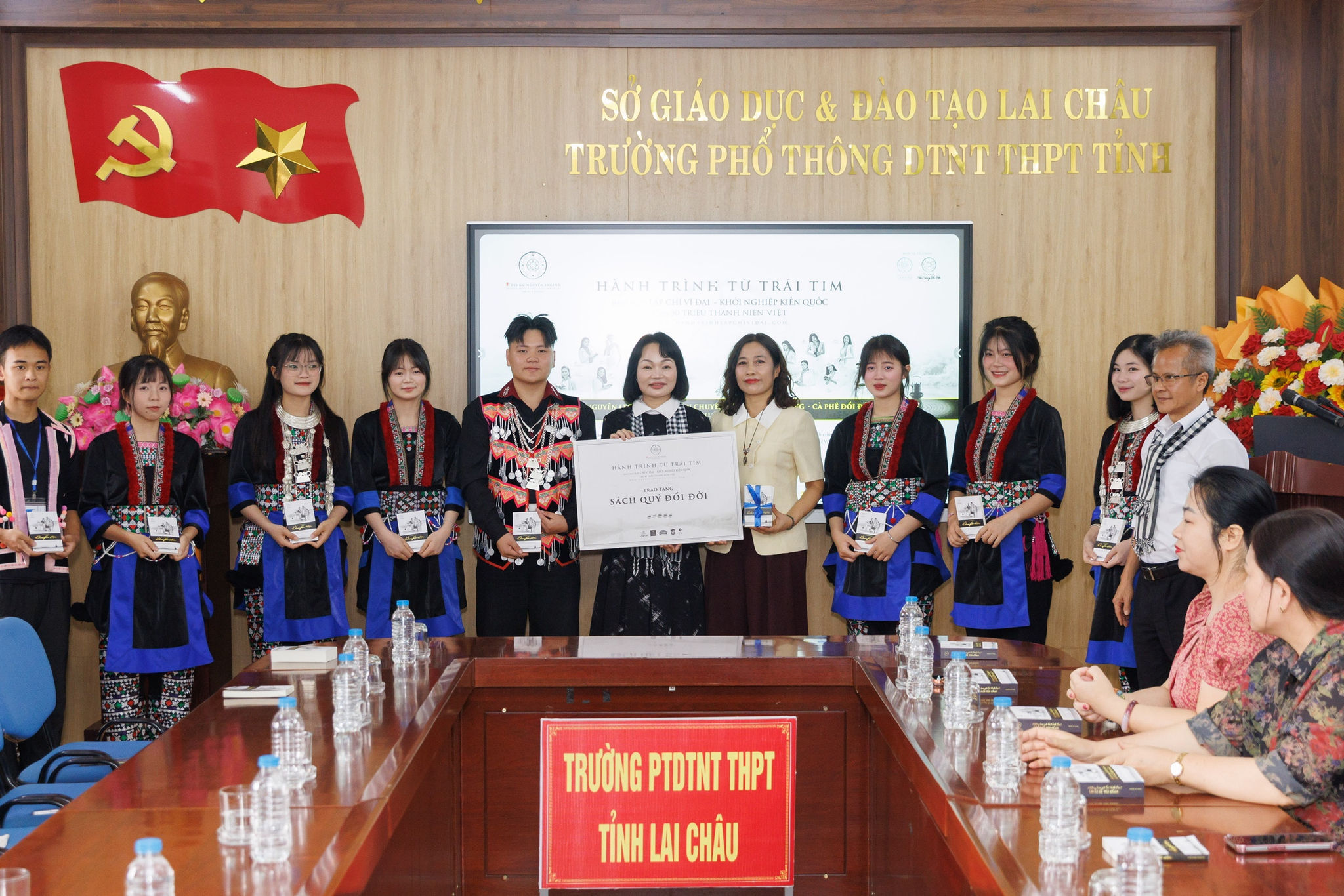Hành trình Từ Trái Tim trao tặng những cuốn sách quý đến các em học sinh Trường Phổ thông Dân tộc Nội trú THPT tỉnh Lai Châu.
