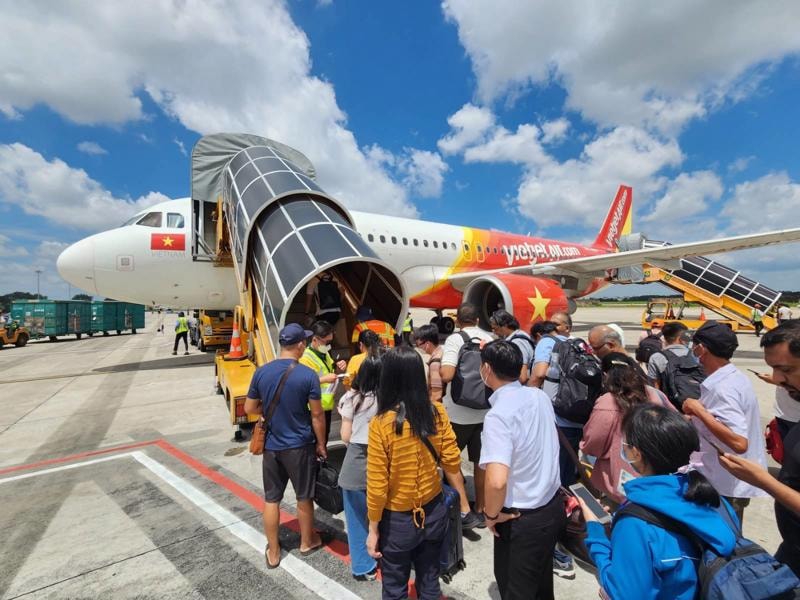 Tăng trần giá vé máy bay: Du lịch nín thở, người dân tính lại lộ trình 