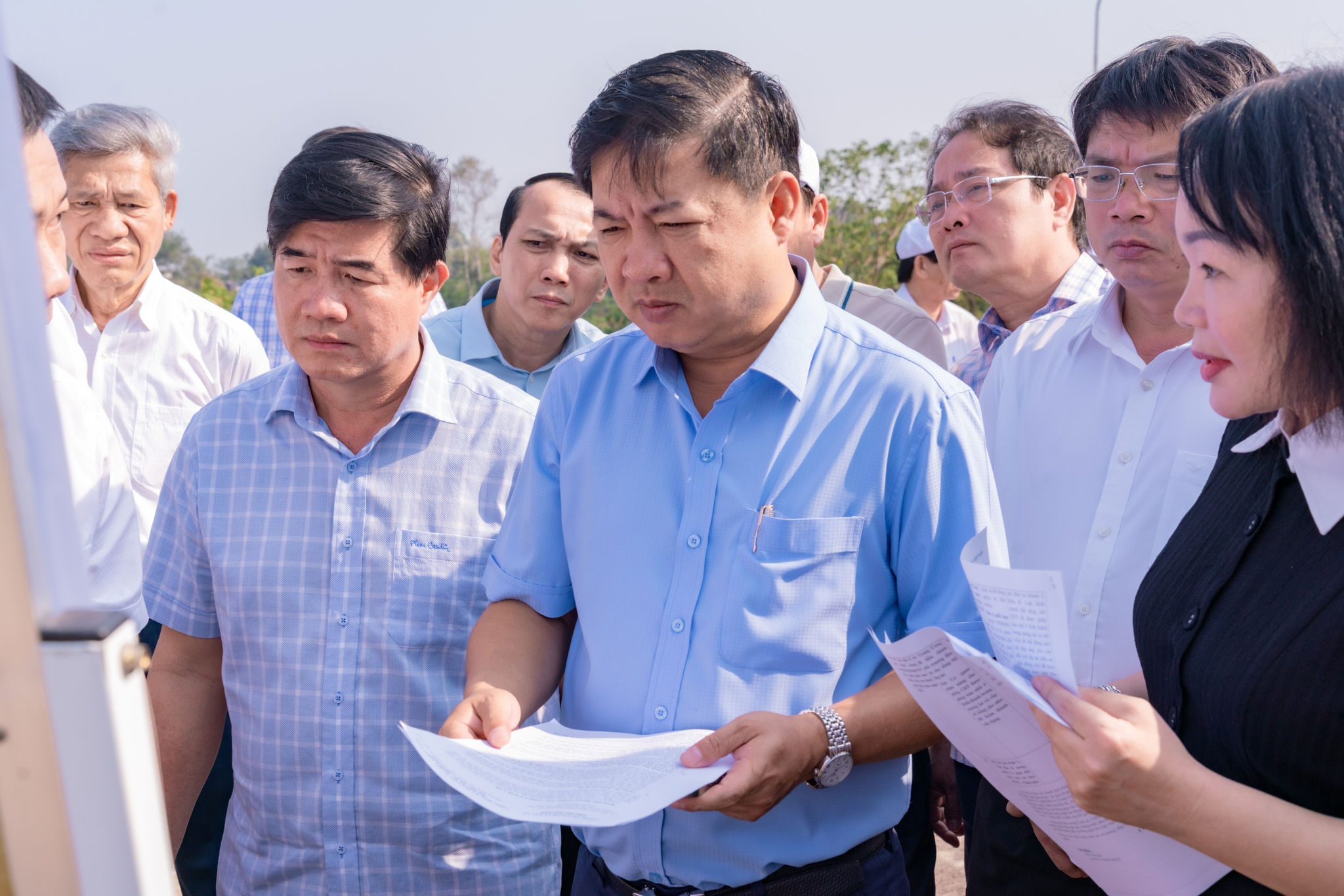 Hình 1 - Bí thư Tỉnh ủy Đắk Lắk Lương Nguyễn Minh Triết (áo xanh, đứng giữa) cùng Đoàn công tác khảo sát thực địa
