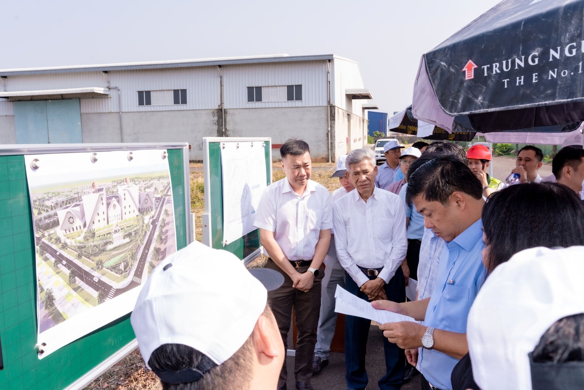 Hình 3 - Bí thư Tỉnh ủy Đắk Lắk Lương Nguyễn Minh Triết (áo xanh) khảo sát, đề nghị Dự án Nhà máy Cà phê Trung Nguyên Legend