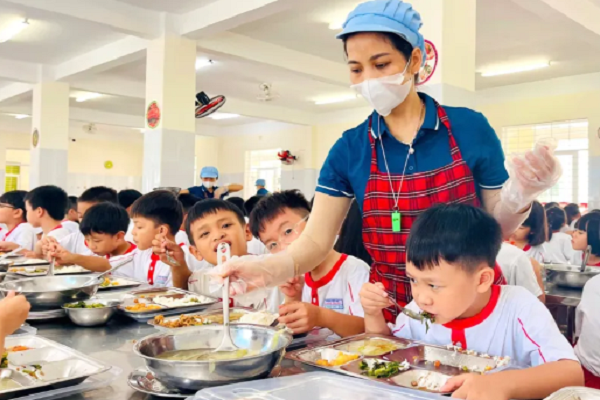 Đã đến lúc Sở An toàn thực phẩm cùng ngành giáo dục và các cơ quan đầu ngành cần ngồi lại với nhau để xây dựng một hệ thống quy định pháp luật hoặc các thông tư liên tịch dành riêng cho hoạt động cung cấp suất ăn tại trường học