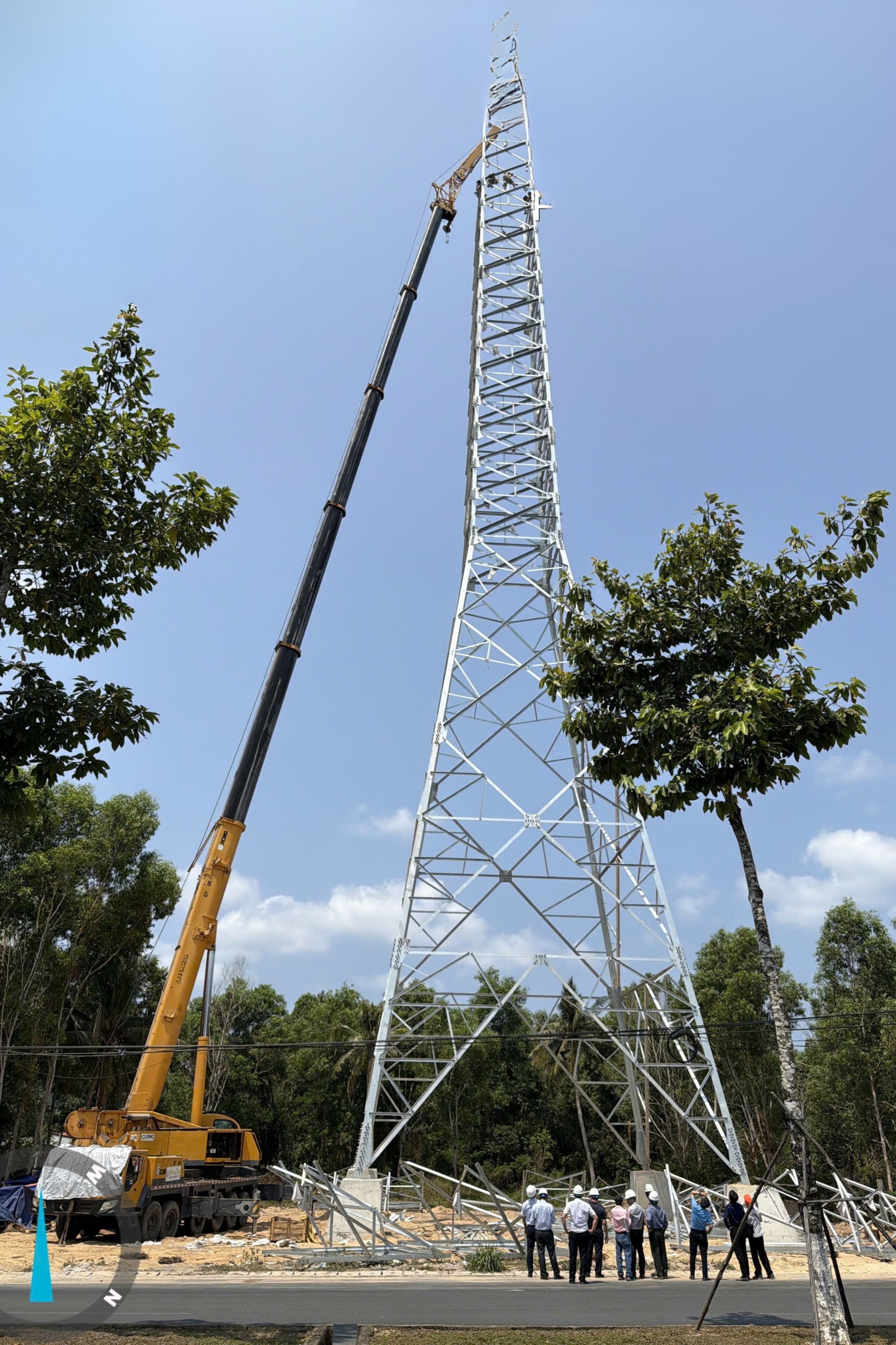 Vị trí trụ số 54 của đường dây 110kV Phú Quốc – Nam Phú Quốc đang được lắp đặt