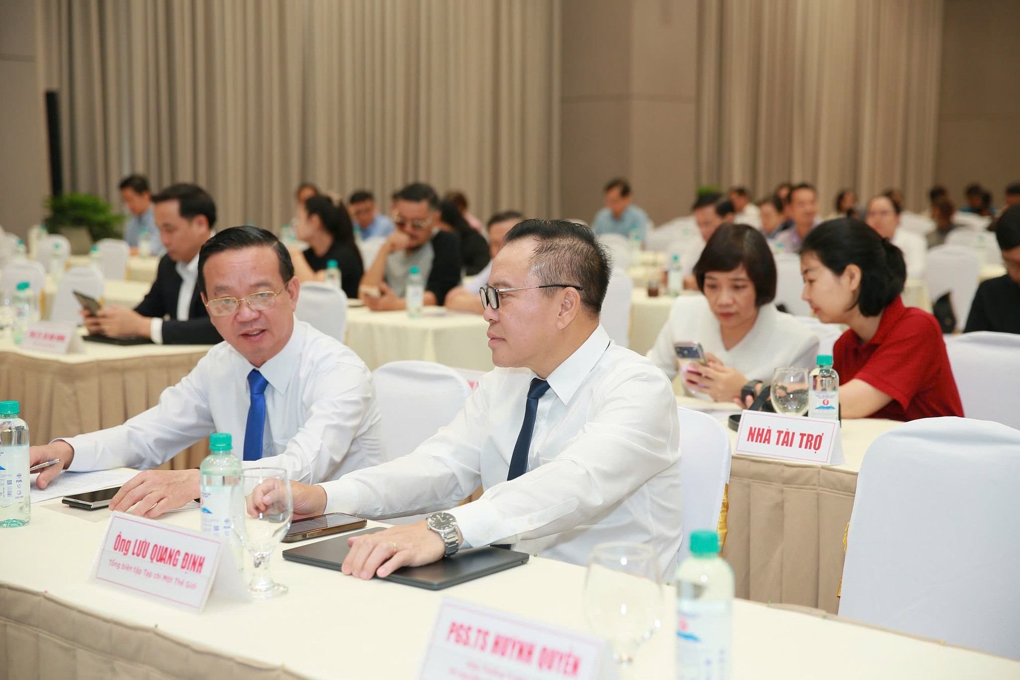 Ông Bùi Minh Thạnh - Phó chủ tịch UBND TP.HCM (trái) và ông Lưu Quang Định - Tổng biên tập Tạp chí Một Thế Giới. Ảnh: T.V