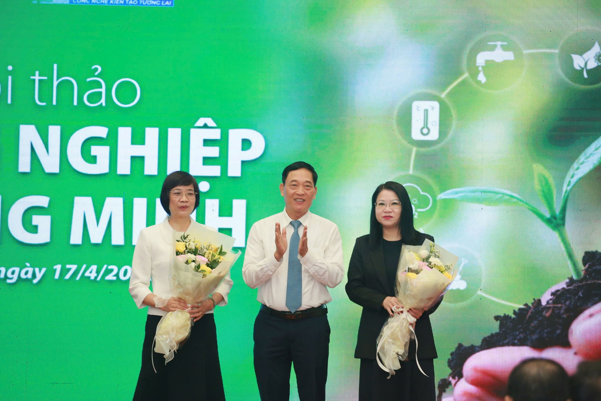 Chủ tịch Trần Văn Tùng tặng hoa các nhà tài trợ. Ảnh: T.V