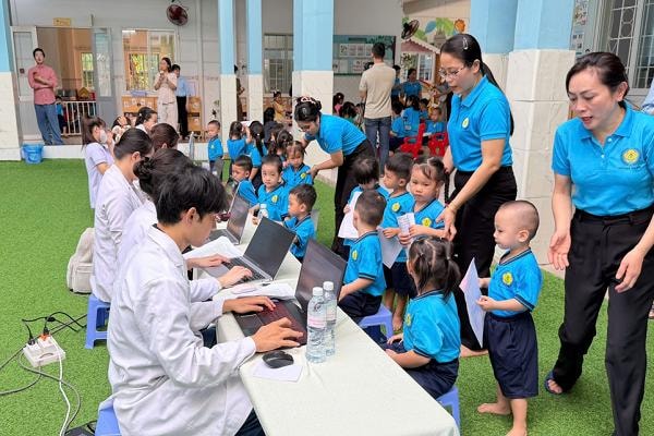 UBND phường Tân Hưng phối hợp cùng Bệnh viện Nhi đồng 2 tổ chức thăm khám, tư vấn sức khỏe trực tiếp cho hơn 400 em thiếu nhi đang theo học tại Trường Mầm non Tân Hưng.