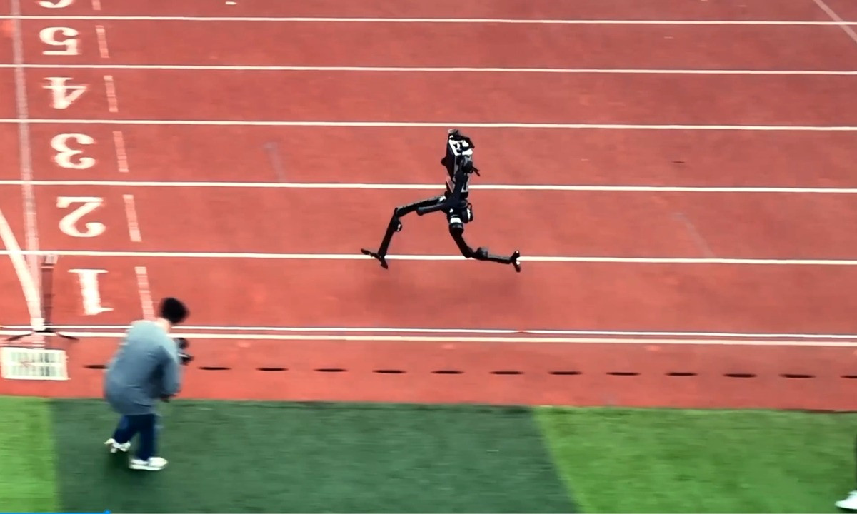 Trung Quốc khoe robot hình người chạy nhanh như Usain Bolt 