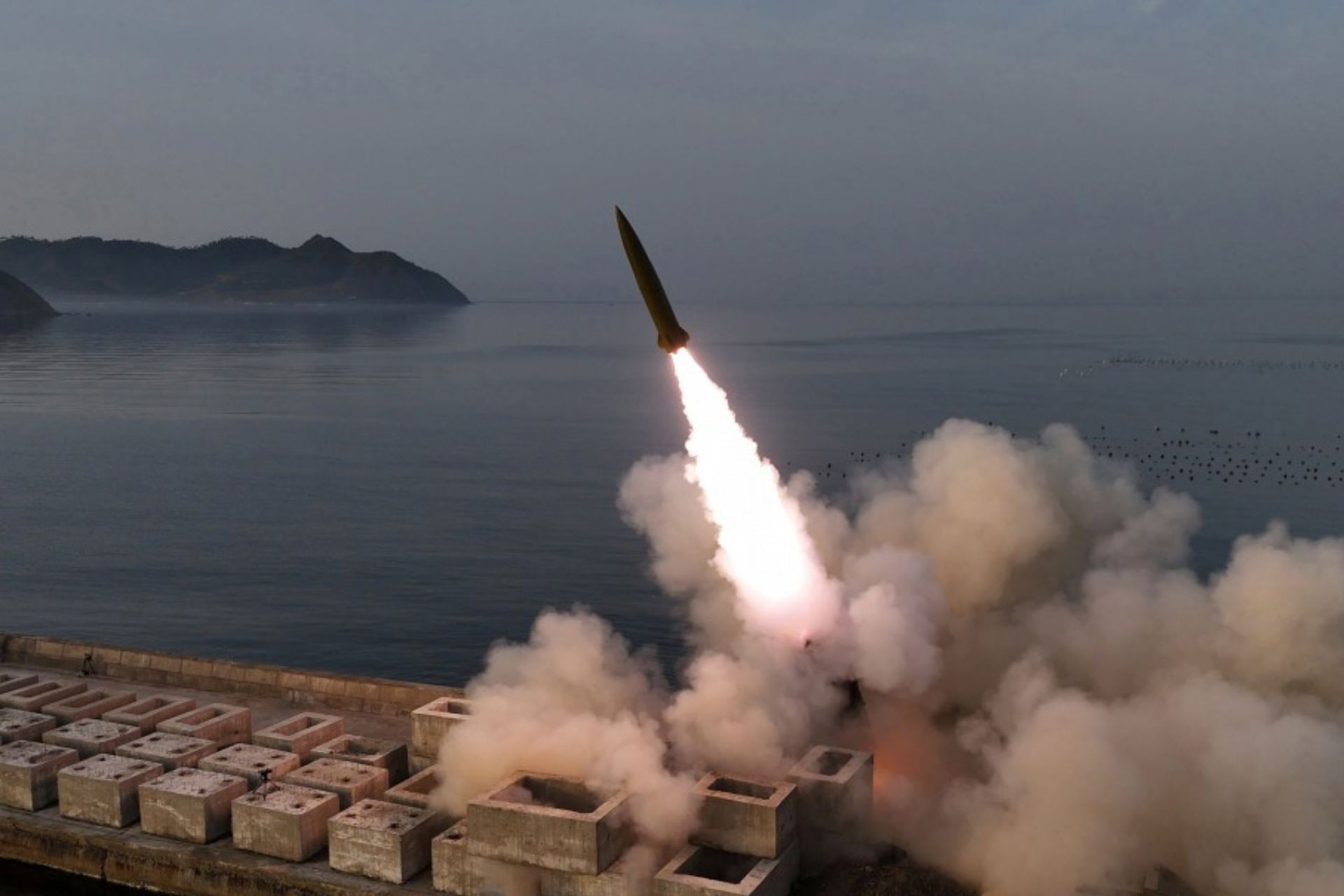 www.armyrecognition.com-templates-yootheme-cache-ff-_north_korea_tests_5_hwasong-11_ballistic_missiles_with_cluster_warhead_capability-ffb9edeb.jpeg
