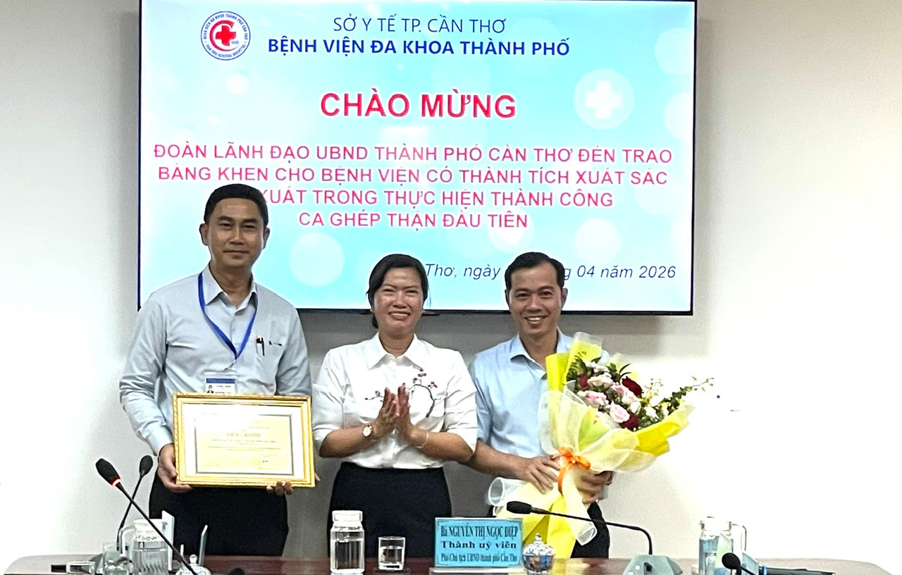 Ba Nguyễn Thị Ngọc Điệp - Phó Chủ tịch UBND TP.Cần Thơ (giữa) trao bằng khen cho Giám đốc Bệnh viện đa khoa TP.Cần Thơ - Ảnh: H.B