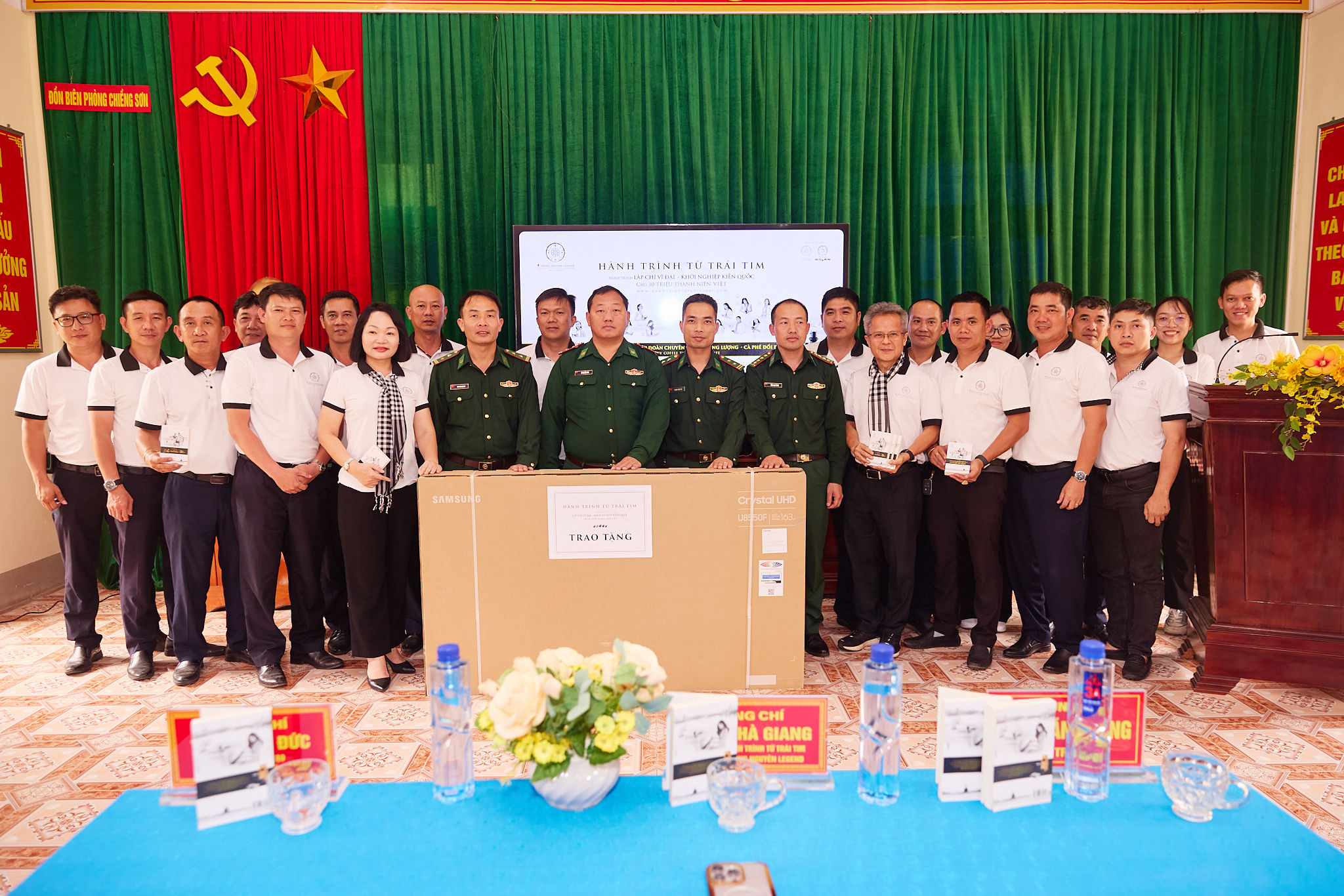 8. Trao tặng sách và quà tại ĐBP Chiềng Sơn