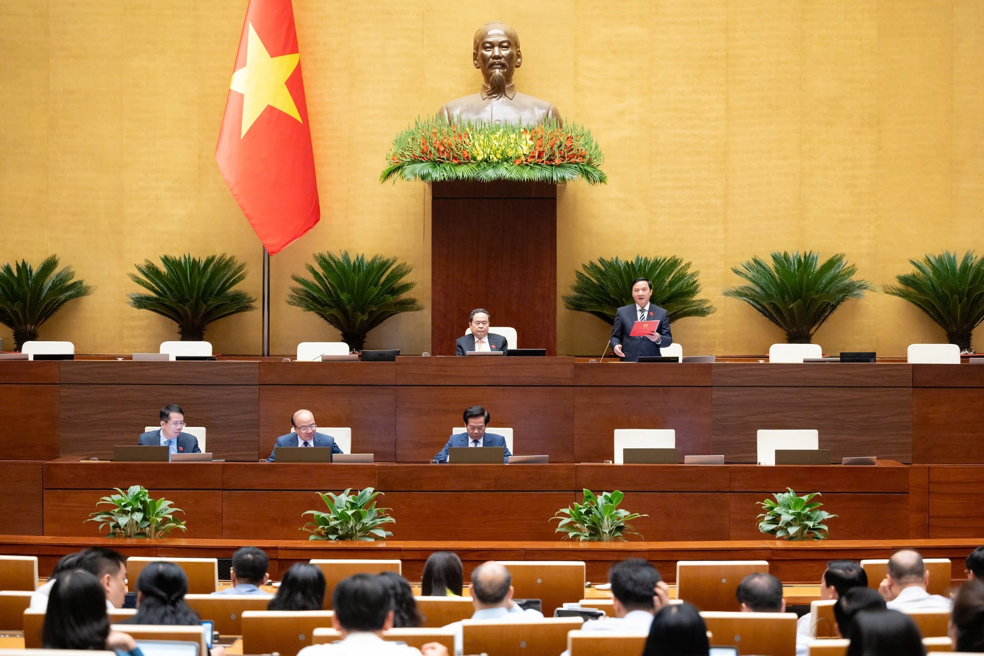Phó Chủ tịch Quốc hội Nguyễn Khắc Định điều hành nội dung thảo luận Nghị quyết thành lập thành phố Đồng Nai trực thuộc Trung ương
